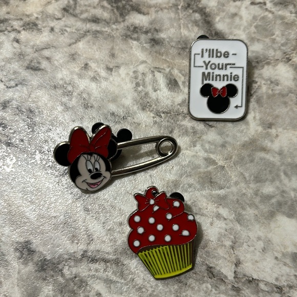 Minnie Mouse trading pin lot! - Picture 2 of 3